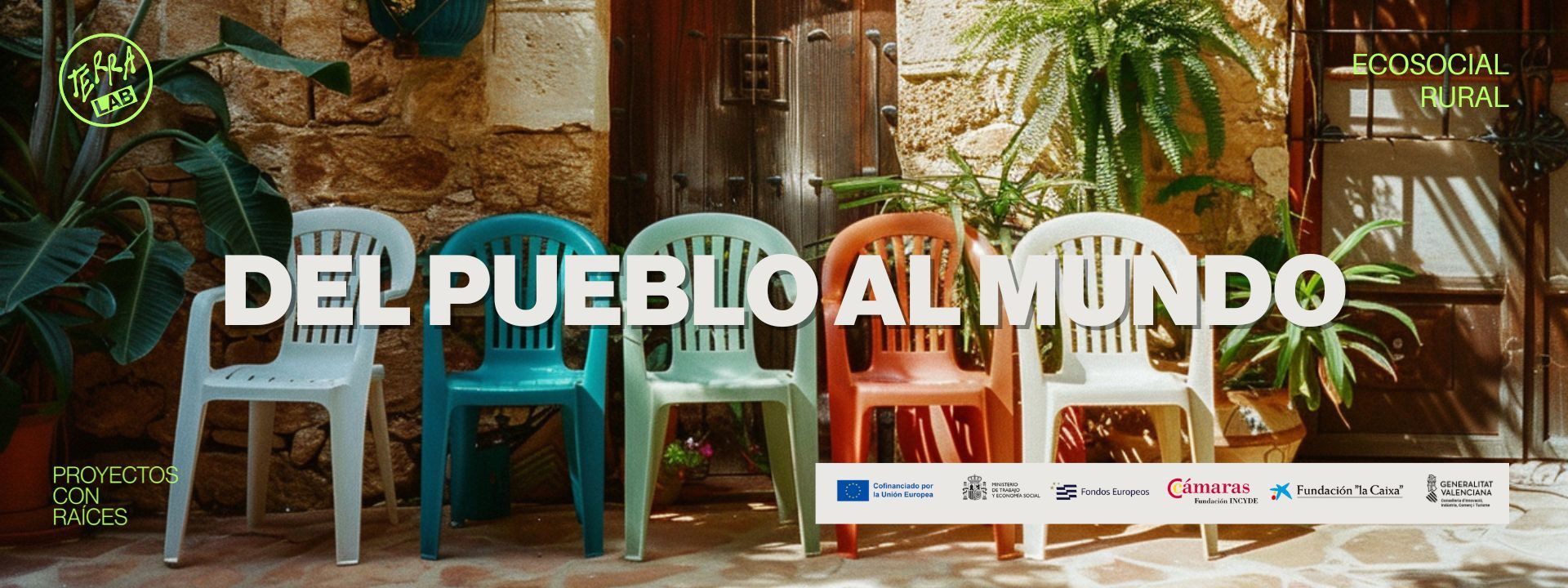 La imagen muestra un patio rural iluminado por luz natural, con una pared de piedra antigua y una puerta de madera al fondo. Delante, hay varias sillas de plástico alineadas, todas distintas en color (blanco, azul, verde, turquesa y terracota), evocando diversidad y cotidianidad. Plantas verdes rodean el espacio, aportando vida y sensación de calma. Sobre la imagen aparece el texto grande “DEL PUEBLO AL MUNDO”, que transmite una idea de proyección y apertura. En las esquinas se leen mensajes como “PROYECTOS CON RAÍCES” y “ECOSOCIAL RURAL”. En la parte inferior aparecen logotipos institucionales y europeos, reforzando el carácter colectivo y de apoyo público del proyecto. La escena combina lo rural, lo cercano y lo comunitario con una aspira